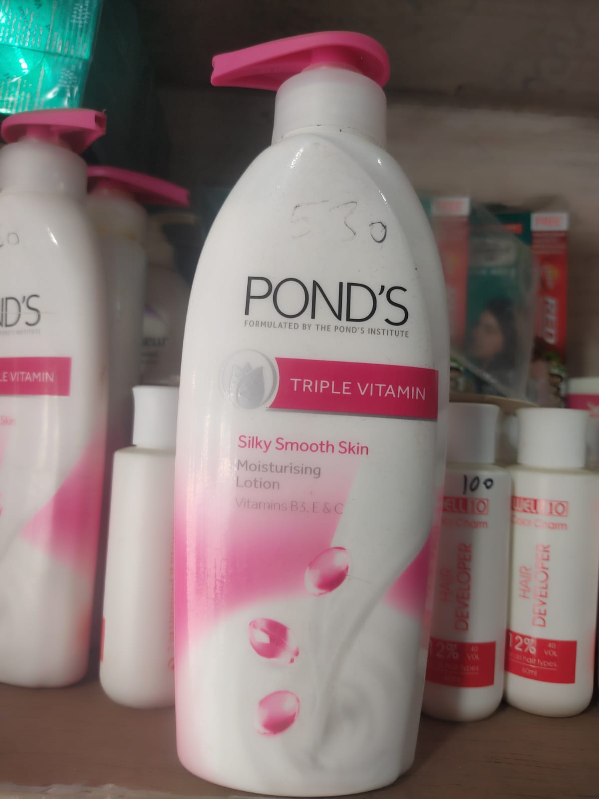 POND's Triple Vitamin Silky Smooth Skin Moisturising Lotion,275ml - Image 3