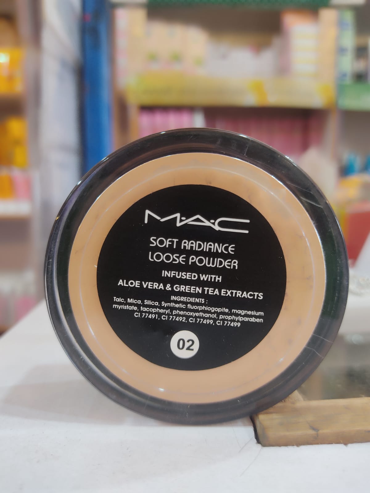 M.A.C SOFT RADIANCE LOOSE POWDER - Image 2