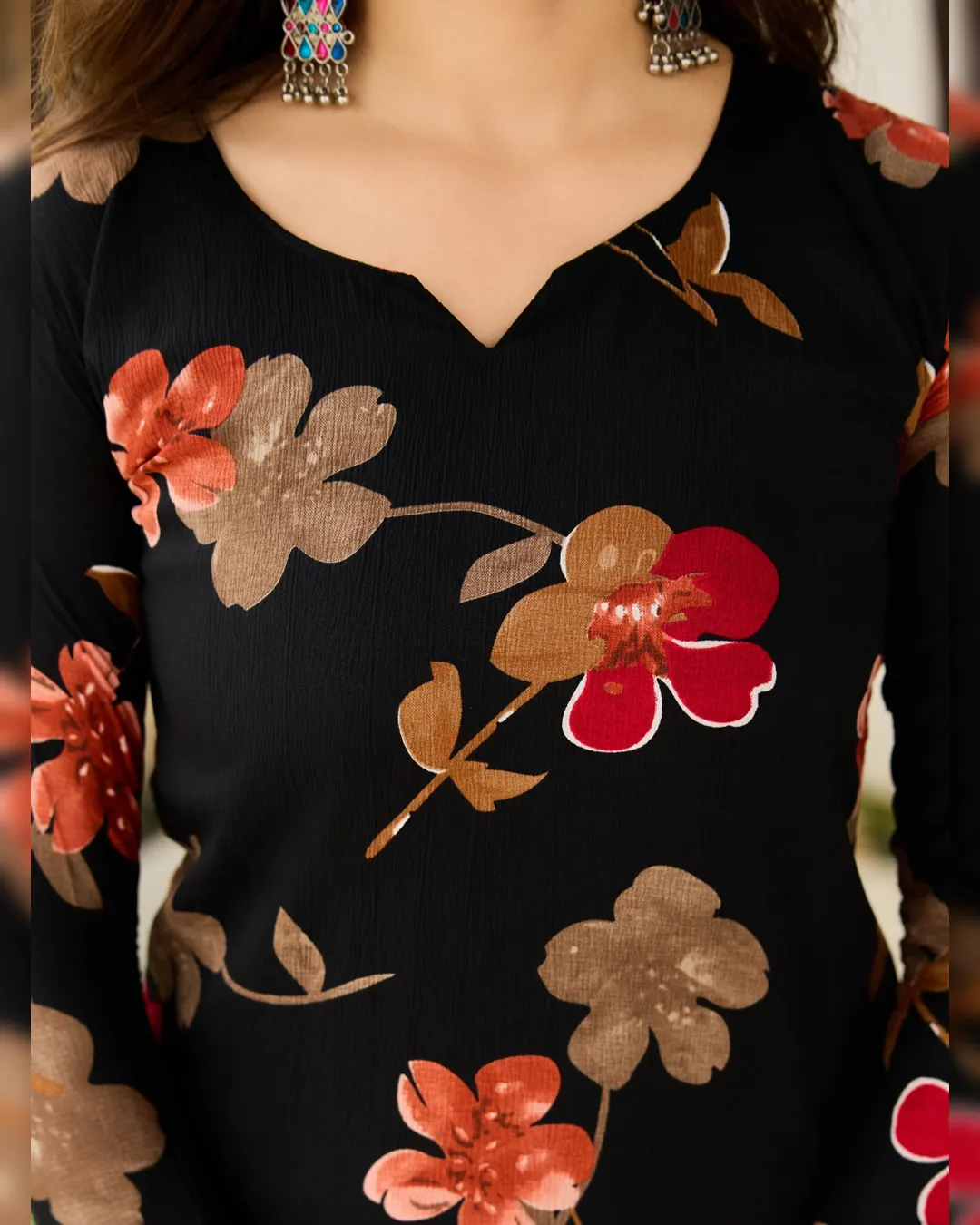 Graceful Silk Blend Embroidered Kurta Set with Jacquard Organza Dupatta - Image 2