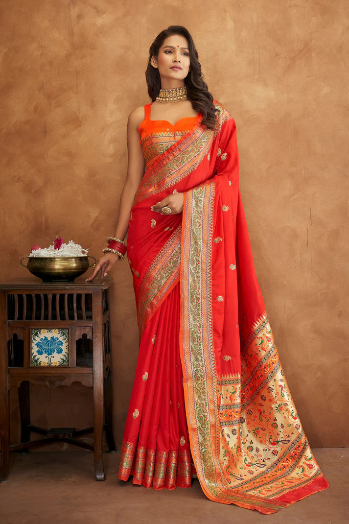 Golden Grace Soft Banarasi Silk Saree with Rich Pallu Design - Image 9